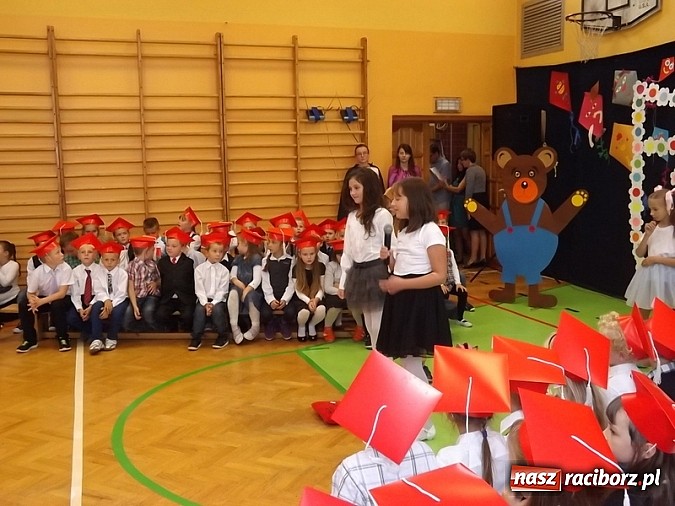 Zdjęcie w galerii na portalu naszraciborz.pl: Oficjalnie zostali uczniami - ślubowanie pierwszoklasistów w SP 13  wiadomości z regionu