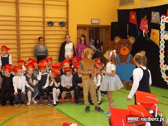 Zdjęcie w galerii na portalu naszraciborz.pl: Oficjalnie zostali uczniami - ślubowanie pierwszoklasistów w SP 13  wiadomości z regionu