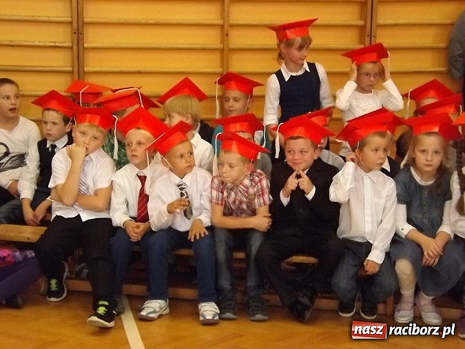 Zdjęcie w galerii na portalu naszraciborz.pl: Oficjalnie zostali uczniami - ślubowanie pierwszoklasistów w SP 13  wiadomości z regionu
