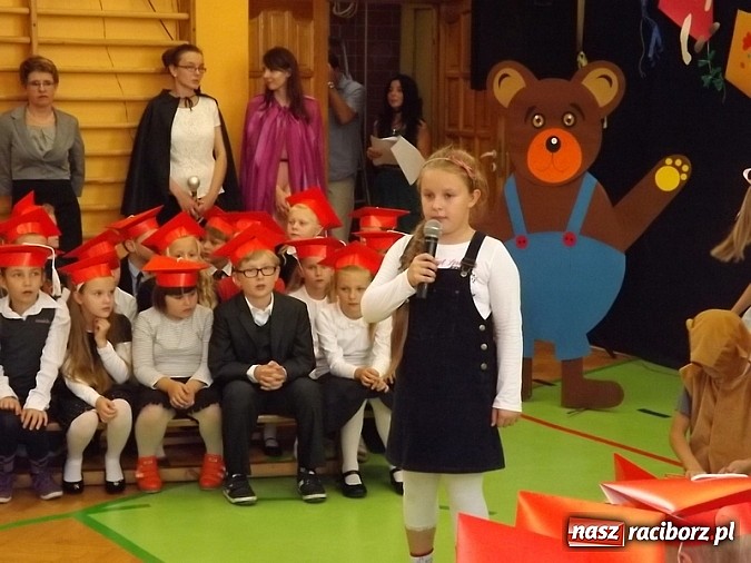 Zdjęcie w galerii na portalu naszraciborz.pl: Oficjalnie zostali uczniami - ślubowanie pierwszoklasistów w SP 13  wiadomości z regionu