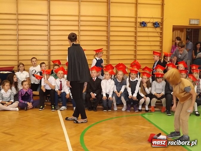 Zdjęcie w galerii na portalu naszraciborz.pl: Oficjalnie zostali uczniami - ślubowanie pierwszoklasistów w SP 13  wiadomości z regionu