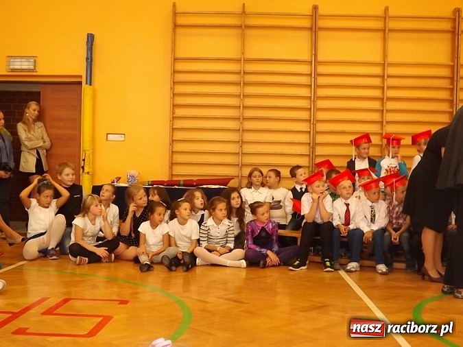 Zdjęcie w galerii na portalu naszraciborz.pl: Oficjalnie zostali uczniami - ślubowanie pierwszoklasistów w SP 13  wiadomości z regionu