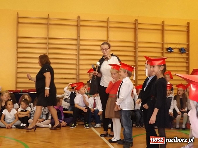 Zdjęcie w galerii na portalu naszraciborz.pl: Oficjalnie zostali uczniami - ślubowanie pierwszoklasistów w SP 13  wiadomości z regionu