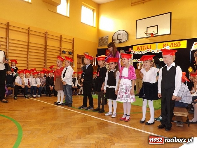 Zdjęcie w galerii na portalu naszraciborz.pl: Oficjalnie zostali uczniami - ślubowanie pierwszoklasistów w SP 13  wiadomości z regionu