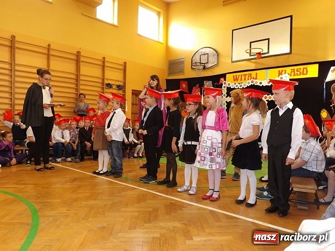 Zdjęcie w galerii na portalu naszraciborz.pl: Oficjalnie zostali uczniami - ślubowanie pierwszoklasistów w SP 13  wiadomości z regionu