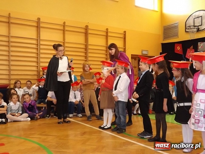 Zdjęcie w galerii na portalu naszraciborz.pl: Oficjalnie zostali uczniami - ślubowanie pierwszoklasistów w SP 13  wiadomości z regionu