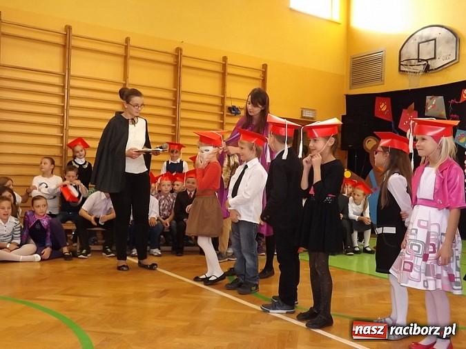 Zdjęcie w galerii na portalu naszraciborz.pl: Oficjalnie zostali uczniami - ślubowanie pierwszoklasistów w SP 13  wiadomości z regionu