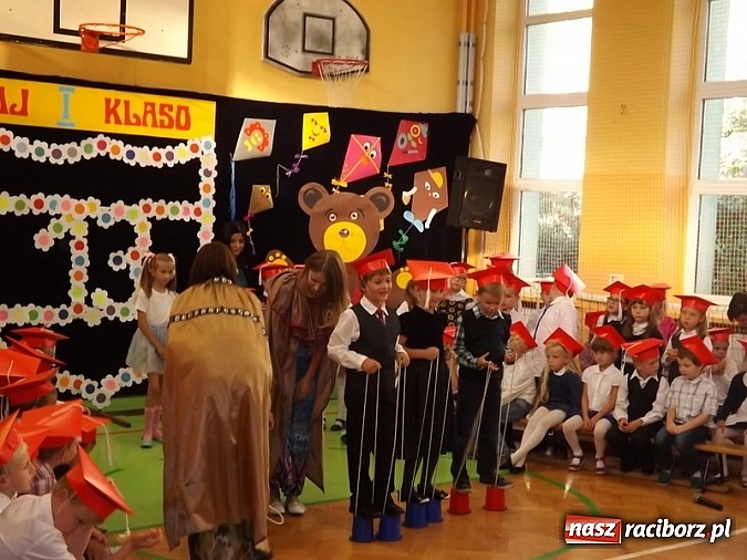 Zdjęcie w galerii na portalu naszraciborz.pl: Oficjalnie zostali uczniami - ślubowanie pierwszoklasistów w SP 13  wiadomości z regionu