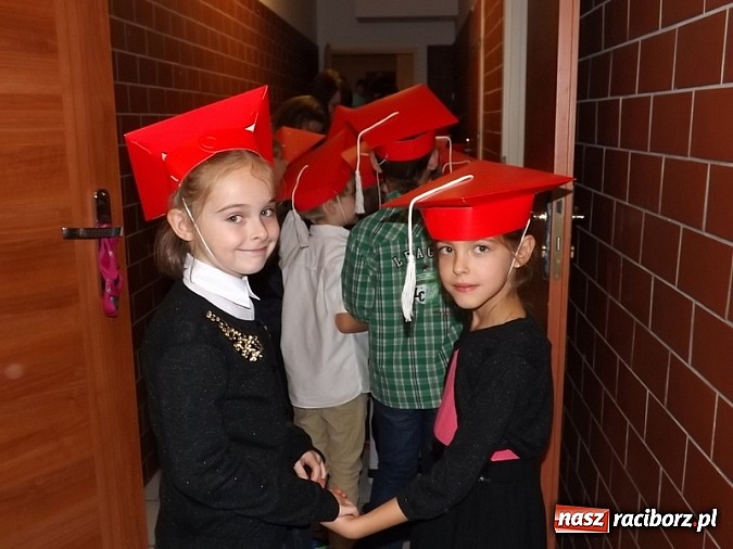 Zdjęcie w galerii na portalu naszraciborz.pl: Oficjalnie zostali uczniami - ślubowanie pierwszoklasistów w SP 13  wiadomości z regionu