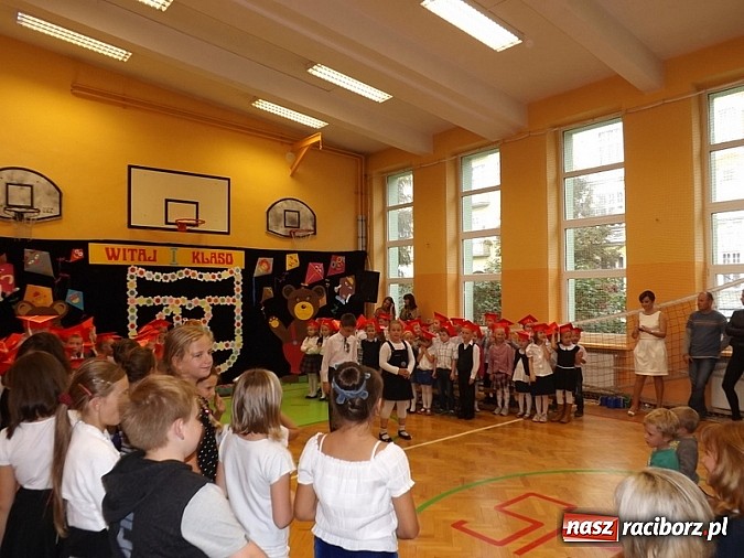 Zdjęcie w galerii na portalu naszraciborz.pl: Oficjalnie zostali uczniami - ślubowanie pierwszoklasistów w SP 13  wiadomości z regionu
