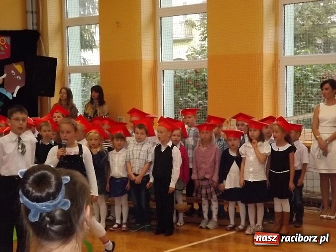 Zdjęcie w galerii na portalu naszraciborz.pl: Oficjalnie zostali uczniami - ślubowanie pierwszoklasistów w SP 13  wiadomości z regionu
