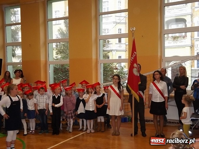 Zdjęcie w galerii na portalu naszraciborz.pl: Oficjalnie zostali uczniami - ślubowanie pierwszoklasistów w SP 13  wiadomości z regionu