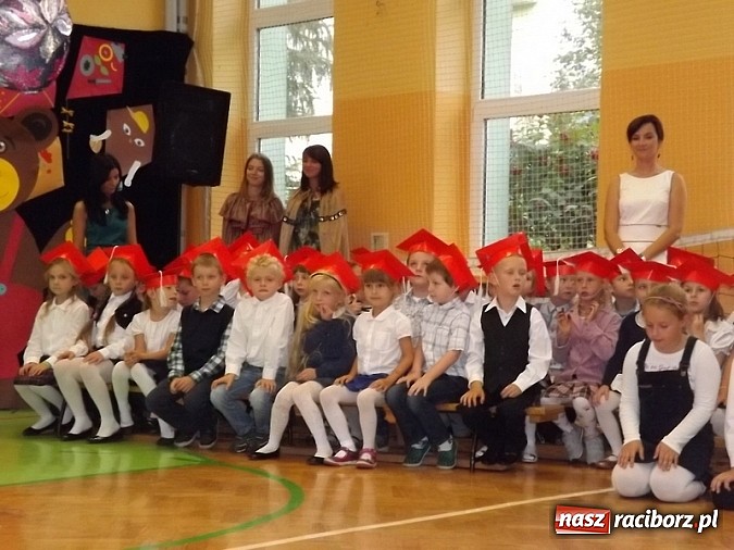 Zdjęcie w galerii na portalu naszraciborz.pl: Oficjalnie zostali uczniami - ślubowanie pierwszoklasistów w SP 13  wiadomości z regionu