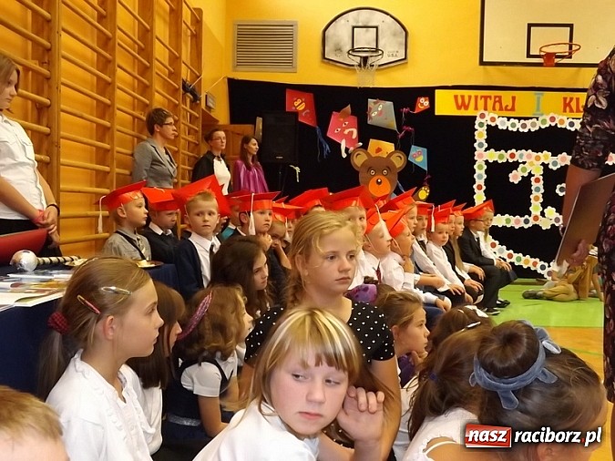 Zdjęcie w galerii na portalu naszraciborz.pl: Oficjalnie zostali uczniami - ślubowanie pierwszoklasistów w SP 13  wiadomości z regionu