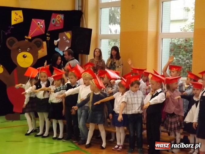Zdjęcie w galerii na portalu naszraciborz.pl: Oficjalnie zostali uczniami - ślubowanie pierwszoklasistów w SP 13  wiadomości z regionu