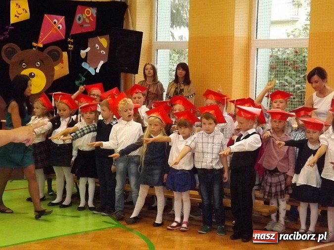 Zdjęcie w galerii na portalu naszraciborz.pl: Oficjalnie zostali uczniami - ślubowanie pierwszoklasistów w SP 13  wiadomości z regionu