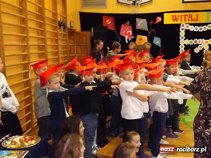 Zdjęcie w galerii na portalu naszraciborz.pl: Oficjalnie zostali uczniami - ślubowanie pierwszoklasistów w SP 13  wiadomości z regionu