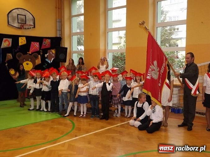Zdjęcie w galerii na portalu naszraciborz.pl: Oficjalnie zostali uczniami - ślubowanie pierwszoklasistów w SP 13  wiadomości z regionu