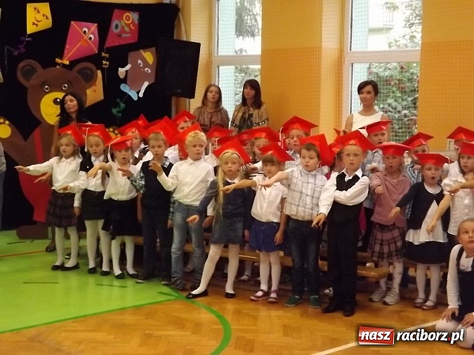 Zdjęcie w galerii na portalu naszraciborz.pl: Oficjalnie zostali uczniami - ślubowanie pierwszoklasistów w SP 13  wiadomości z regionu
