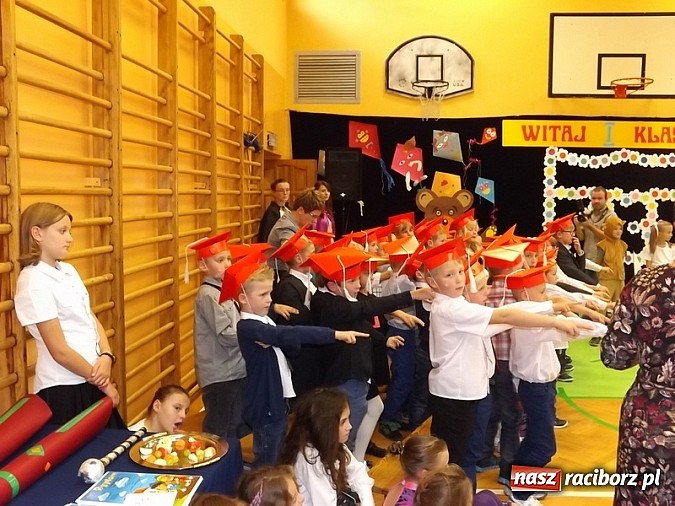 Zdjęcie w galerii na portalu naszraciborz.pl: Oficjalnie zostali uczniami - ślubowanie pierwszoklasistów w SP 13  wiadomości z regionu