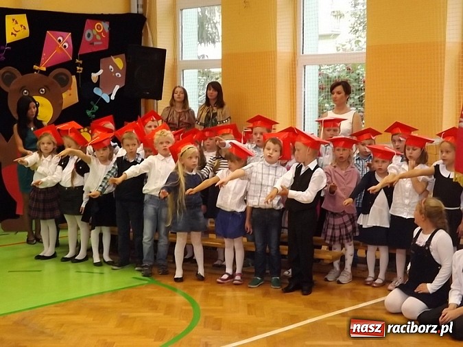 Zdjęcie w galerii na portalu naszraciborz.pl: Oficjalnie zostali uczniami - ślubowanie pierwszoklasistów w SP 13  wiadomości z regionu