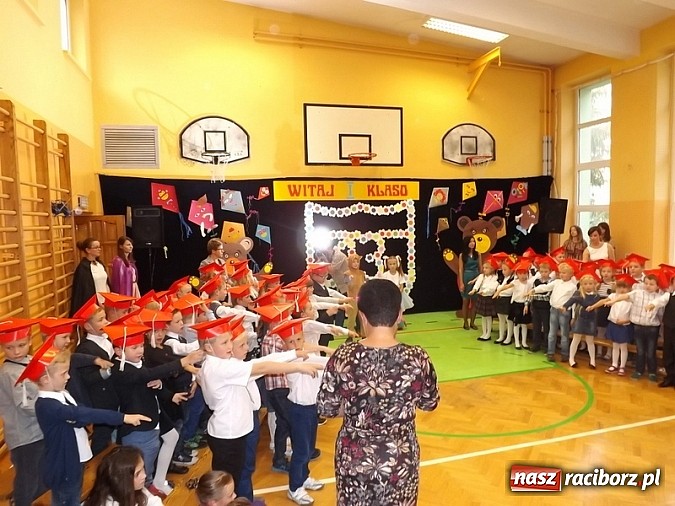 Zdjęcie w galerii na portalu naszraciborz.pl: Oficjalnie zostali uczniami - ślubowanie pierwszoklasistów w SP 13  wiadomości z regionu