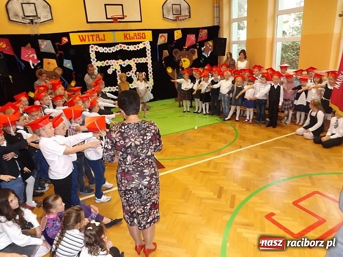 Zdjęcie w galerii na portalu naszraciborz.pl: Oficjalnie zostali uczniami - ślubowanie pierwszoklasistów w SP 13  wiadomości z regionu