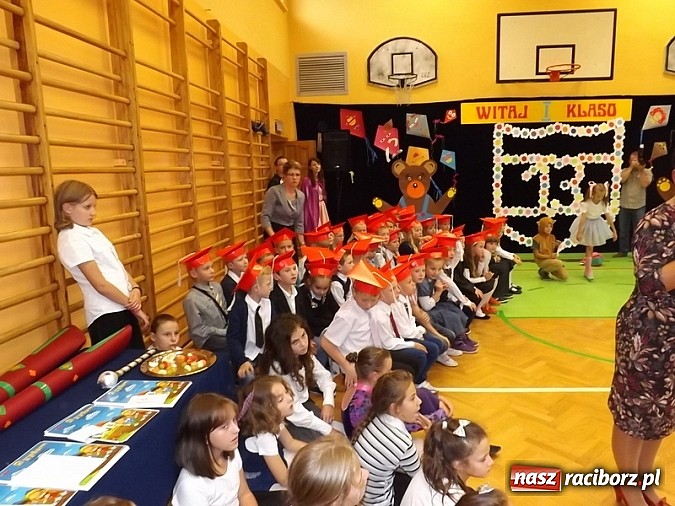 Zdjęcie w galerii na portalu naszraciborz.pl: Oficjalnie zostali uczniami - ślubowanie pierwszoklasistów w SP 13  wiadomości z regionu