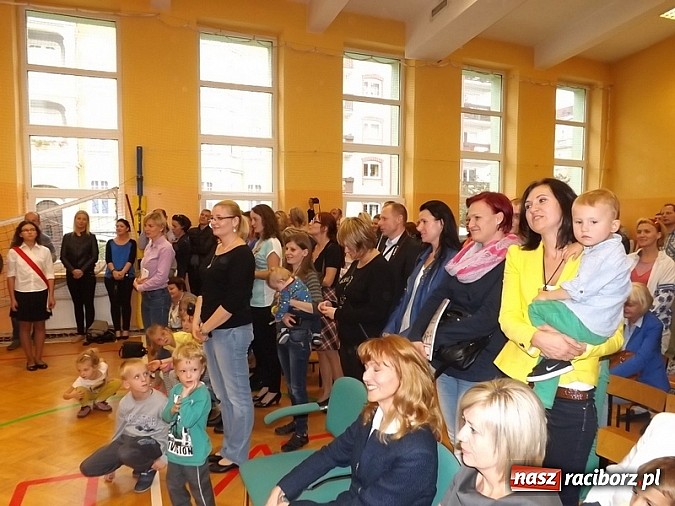 Zdjęcie w galerii na portalu naszraciborz.pl: Oficjalnie zostali uczniami - ślubowanie pierwszoklasistów w SP 13  wiadomości z regionu