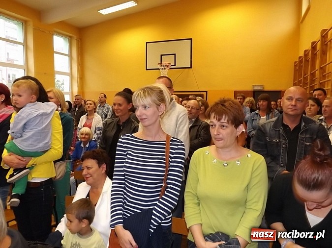Zdjęcie w galerii na portalu naszraciborz.pl: Oficjalnie zostali uczniami - ślubowanie pierwszoklasistów w SP 13  wiadomości z regionu