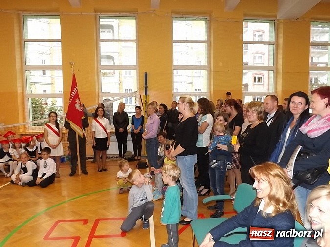 Zdjęcie w galerii na portalu naszraciborz.pl: Oficjalnie zostali uczniami - ślubowanie pierwszoklasistów w SP 13  wiadomości z regionu
