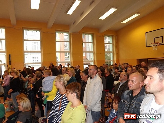 Zdjęcie w galerii na portalu naszraciborz.pl: Oficjalnie zostali uczniami - ślubowanie pierwszoklasistów w SP 13  wiadomości z regionu