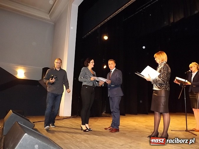 Zdjęcie w galerii na portalu naszraciborz.pl: Nauczyciele dyplomowani w DK Strzecha wiadomości z regionu