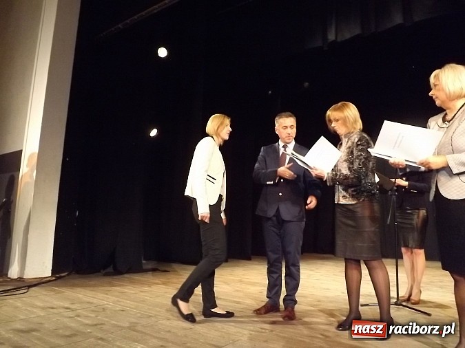 Zdjęcie w galerii na portalu naszraciborz.pl: Nauczyciele dyplomowani w DK Strzecha wiadomości z regionu