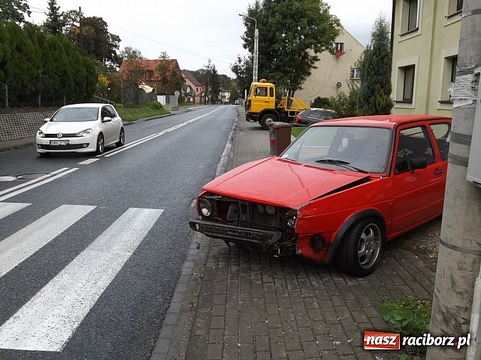 Zdjęcie w galerii na portalu naszraciborz.pl: Kolejna kolizja na zakręcie przy przedszkolu na Starowiejskiej. Strach tu chodzić i jeździć! wiadomości z regionu