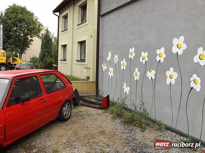 Zdjęcie w galerii na portalu naszraciborz.pl: Kolejna kolizja na zakręcie przy przedszkolu na Starowiejskiej. Strach tu chodzić i jeździć! wiadomości z regionu