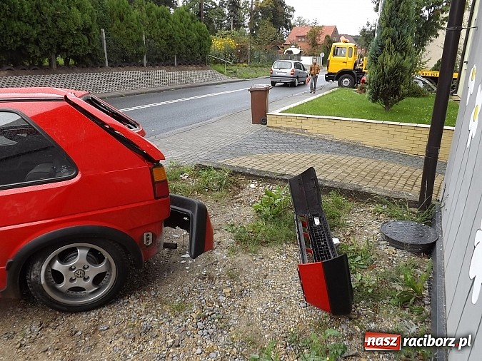 Zdjęcie w galerii na portalu naszraciborz.pl: Kolejna kolizja na zakręcie przy przedszkolu na Starowiejskiej. Strach tu chodzić i jeździć! wiadomości z regionu