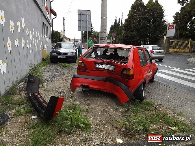 Zdjęcie w galerii na portalu naszraciborz.pl: Kolejna kolizja na zakręcie przy przedszkolu na Starowiejskiej. Strach tu chodzić i jeździć! wiadomości z regionu