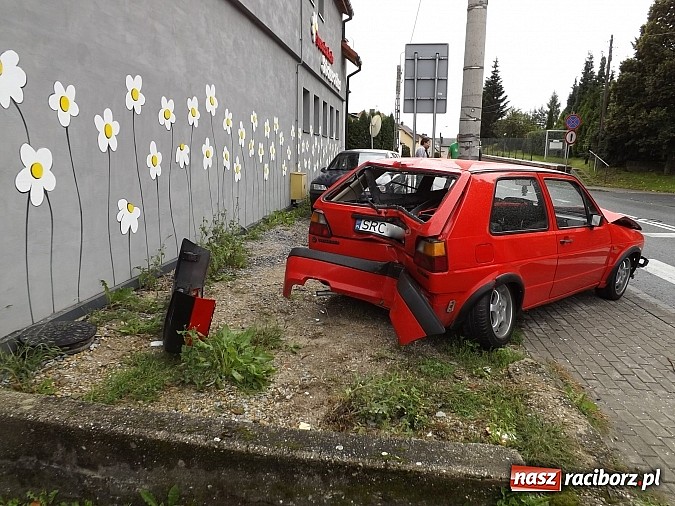 Zdjęcie w galerii na portalu naszraciborz.pl: Kolejna kolizja na zakręcie przy przedszkolu na Starowiejskiej. Strach tu chodzić i jeździć! wiadomości z regionu