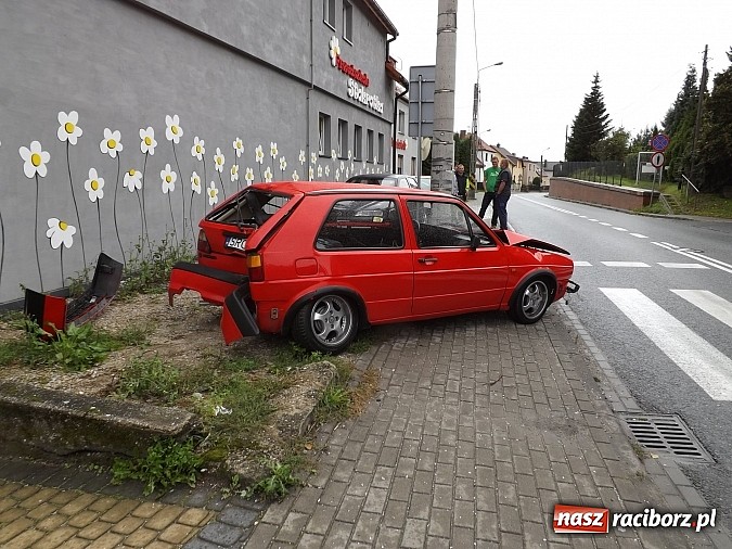 Zdjęcie w galerii na portalu naszraciborz.pl: Kolejna kolizja na zakręcie przy przedszkolu na Starowiejskiej. Strach tu chodzić i jeździć! wiadomości z regionu