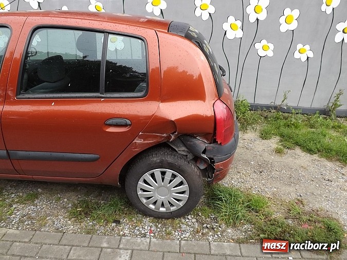 Zdjęcie w galerii na portalu naszraciborz.pl: Kolejna kolizja na zakręcie przy przedszkolu na Starowiejskiej. Strach tu chodzić i jeździć! wiadomości z regionu