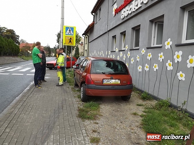 Zdjęcie w galerii na portalu naszraciborz.pl: Kolejna kolizja na zakręcie przy przedszkolu na Starowiejskiej. Strach tu chodzić i jeździć! wiadomości z regionu