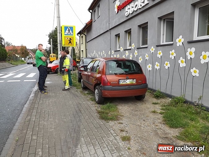 Zdjęcie w galerii na portalu naszraciborz.pl: Kolejna kolizja na zakręcie przy przedszkolu na Starowiejskiej. Strach tu chodzić i jeździć! wiadomości z regionu