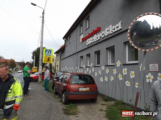 Zdjęcie w galerii na portalu naszraciborz.pl: Kolejna kolizja na zakręcie przy przedszkolu na Starowiejskiej. Strach tu chodzić i jeździć! wiadomości z regionu
