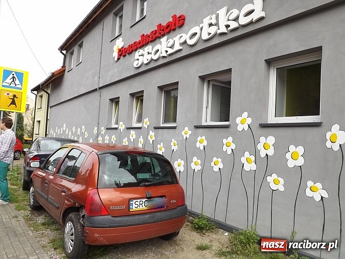 Zdjęcie w galerii na portalu naszraciborz.pl: Kolejna kolizja na zakręcie przy przedszkolu na Starowiejskiej. Strach tu chodzić i jeździć! wiadomości z regionu