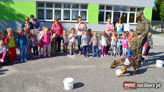 Zdjęcie w galerii na portalu naszraciborz.pl: Straż Graniczna z wizytą u przedszkolaków w Wodzisławiu Śląskim wiadomości z regionu
