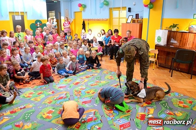 Zdjęcie w galerii na portalu naszraciborz.pl: Straż Graniczna z wizytą u przedszkolaków w Wodzisławiu Śląskim wiadomości z regionu