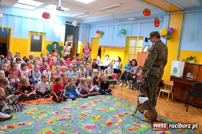 Zdjęcie w galerii na portalu naszraciborz.pl: Straż Graniczna z wizytą u przedszkolaków w Wodzisławiu Śląskim wiadomości z regionu