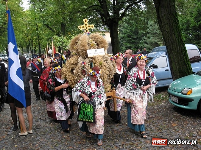 Zdjęcie w galerii na portalu naszraciborz.pl: Dekanat Tworków na dożynkach diecezjalnych na Górze Św. Anny wiadomości z regionu