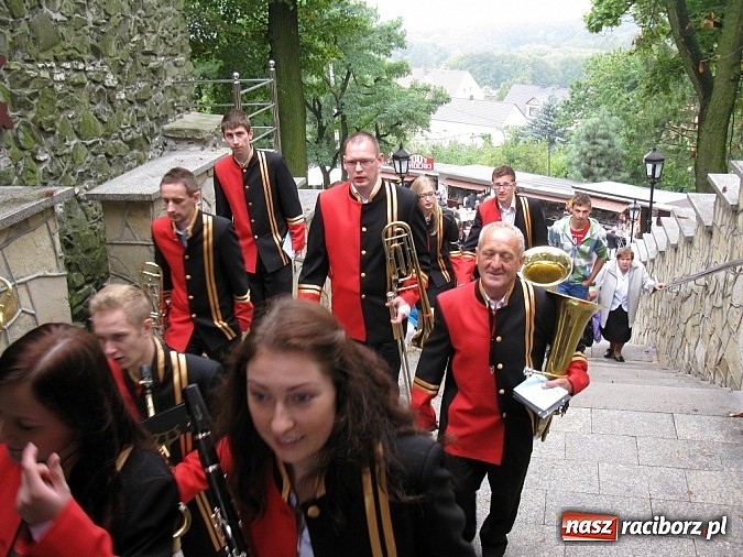 Zdjęcie w galerii na portalu naszraciborz.pl: Dekanat Tworków na dożynkach diecezjalnych na Górze Św. Anny wiadomości z regionu